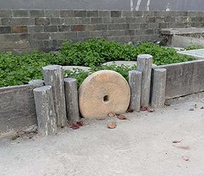 上海石磨盘仿木桩组合